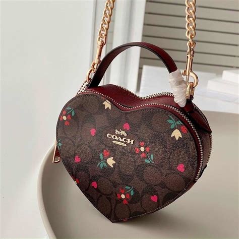 bolso de corazon coach.